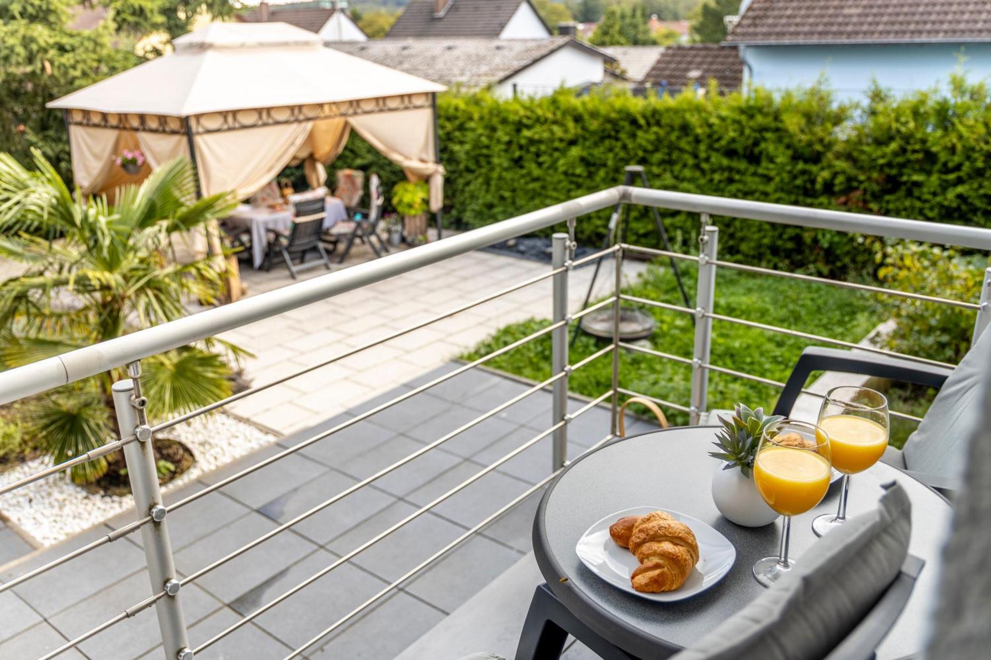 Design Apartment- 24H Self-Check-In - Bis 4 Pers - Parkplatz - Wifi - Balkon -Terrasse - In Direkter Weihernaehe - Radwege Schiffweiler ภายนอก รูปภาพ