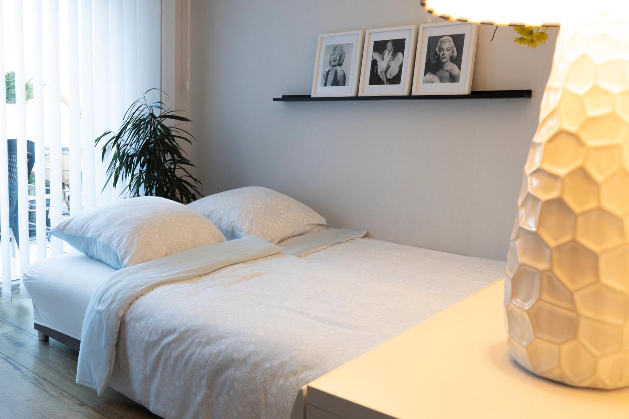 Design Apartment- 24H Self-Check-In - Bis 4 Pers - Parkplatz - Wifi - Balkon -Terrasse - In Direkter Weihernaehe - Radwege Schiffweiler ภายนอก รูปภาพ