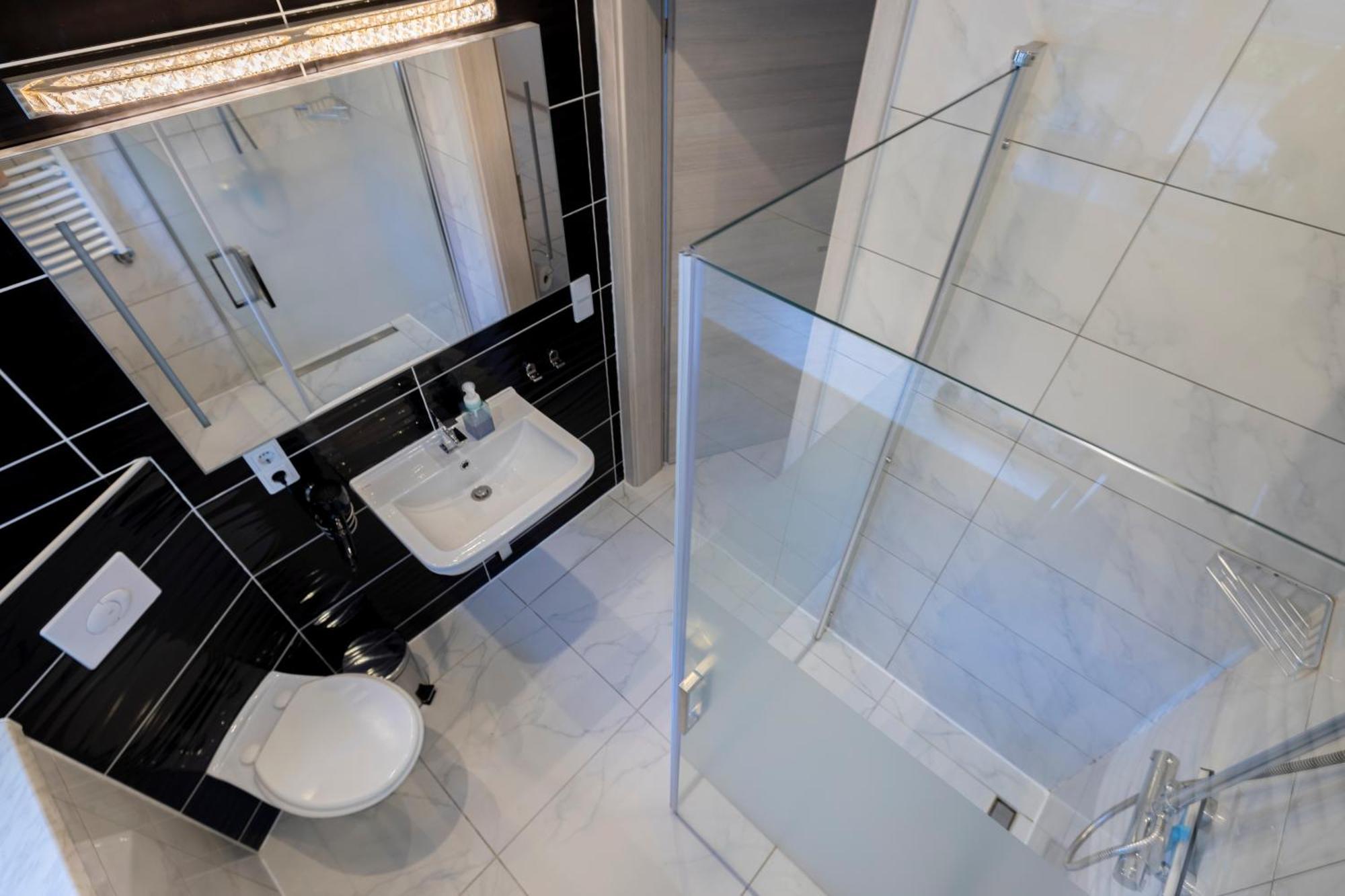 Design Apartment- 24H Self-Check-In - Bis 4 Pers - Parkplatz - Wifi - Balkon -Terrasse - In Direkter Weihernaehe - Radwege Schiffweiler ภายนอก รูปภาพ