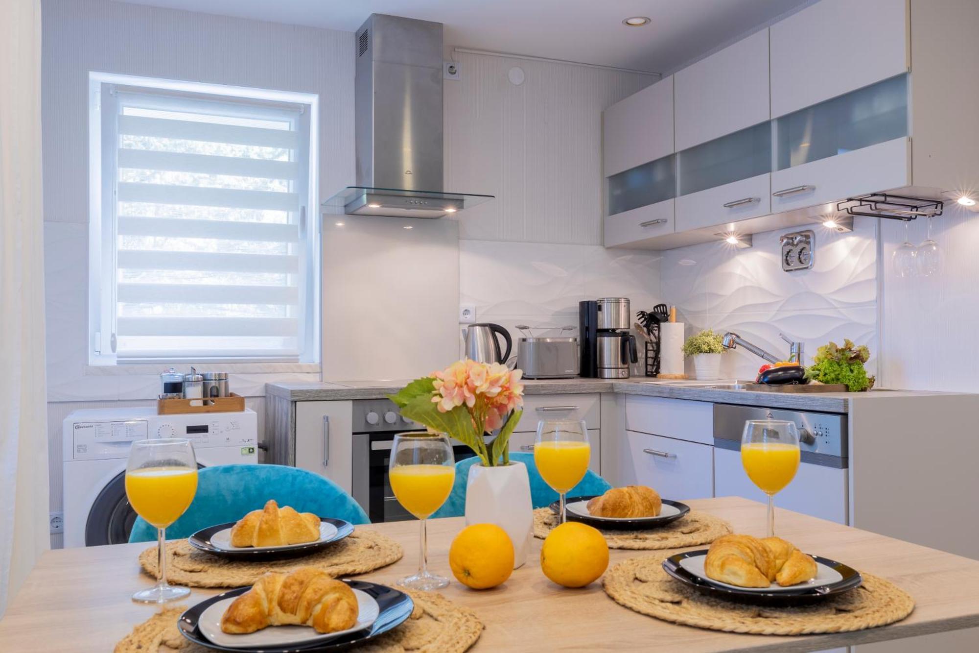 Design Apartment- 24H Self-Check-In - Bis 4 Pers - Parkplatz - Wifi - Balkon -Terrasse - In Direkter Weihernaehe - Radwege Schiffweiler ภายนอก รูปภาพ